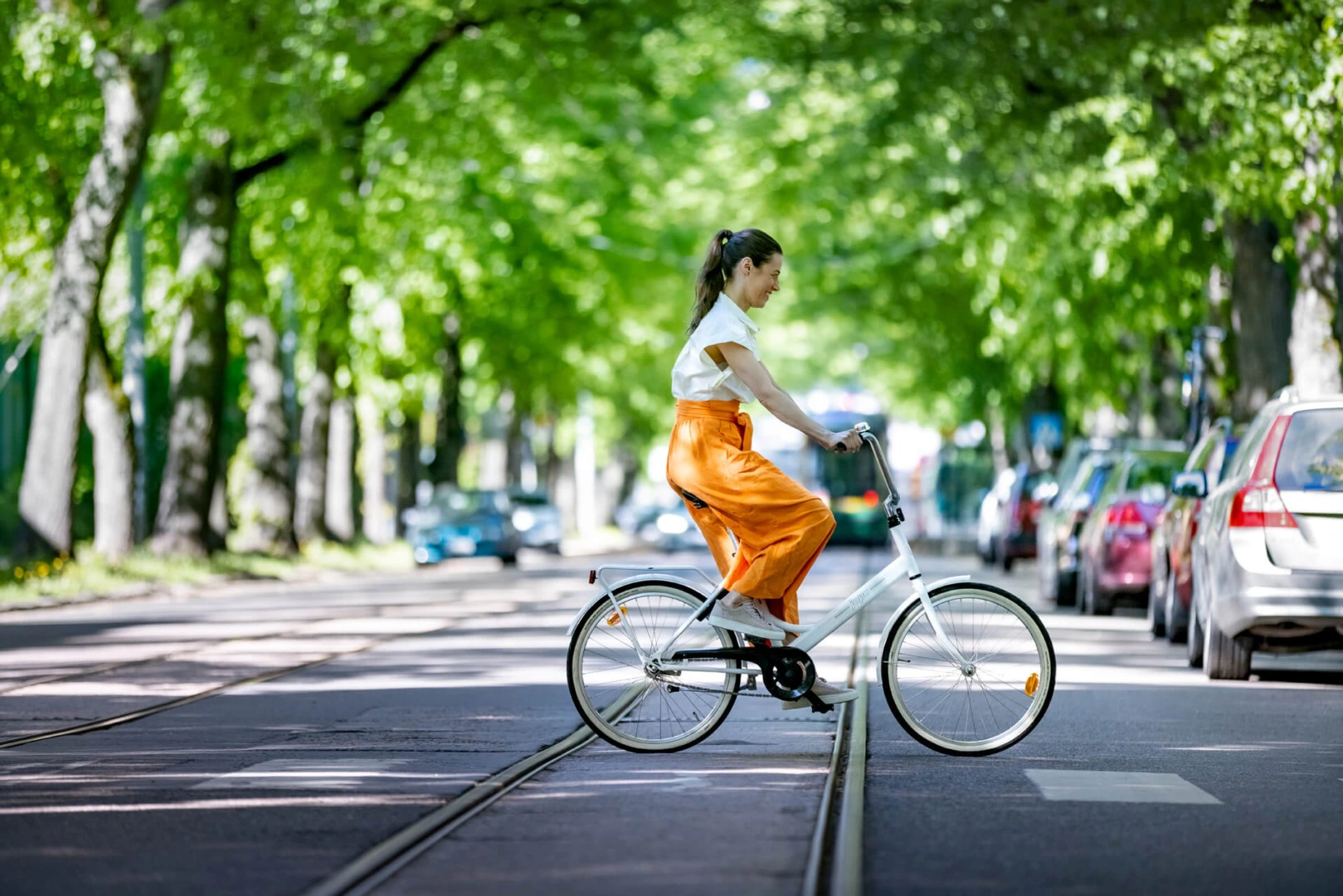 Nainen ajaa polkupyörällä