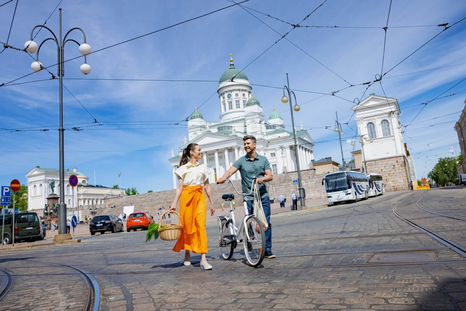 Mies ja nainen kävelevät Tuomiokirkon edessä