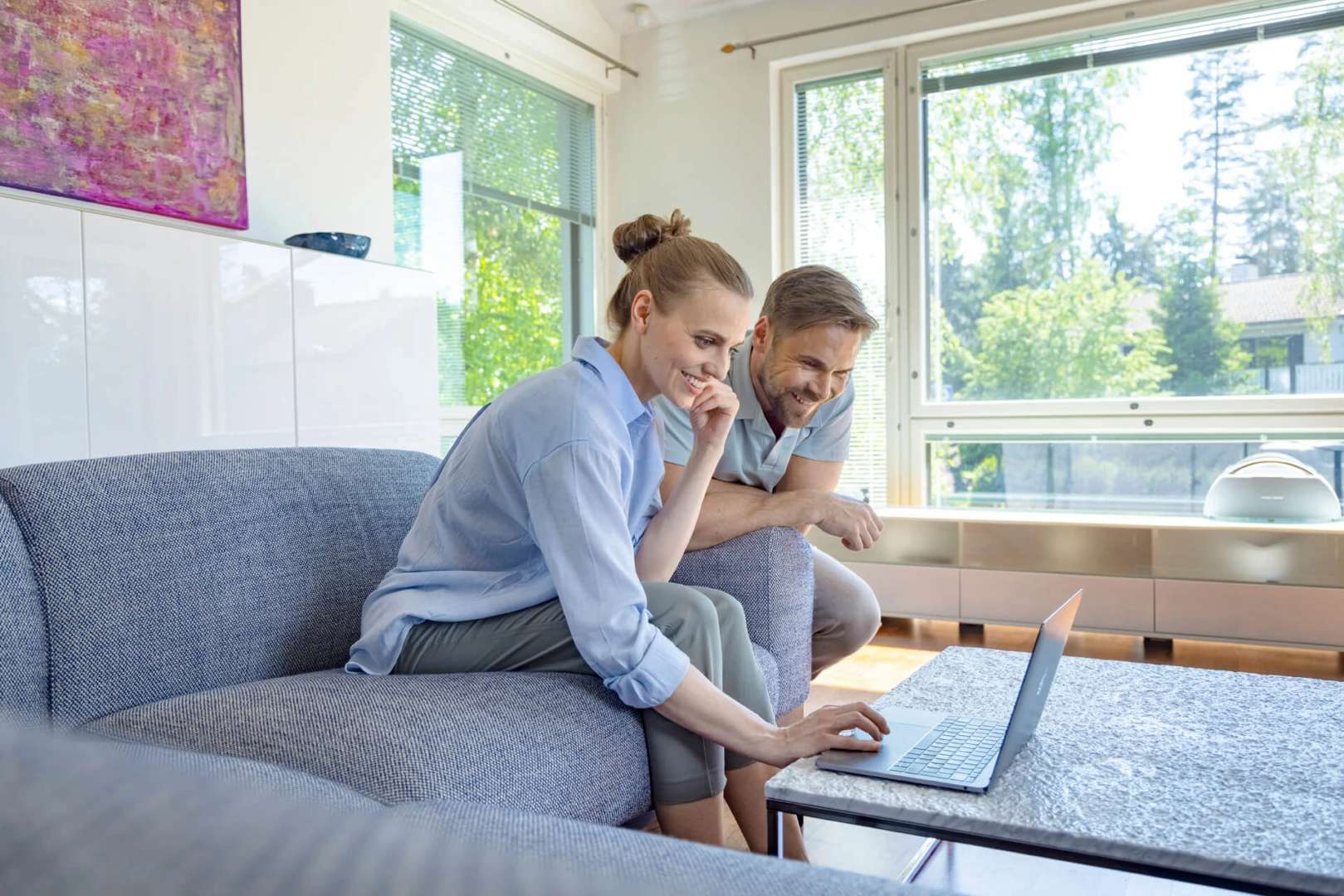 Mies ja nainen selaamassa kotisohvalla nettiä