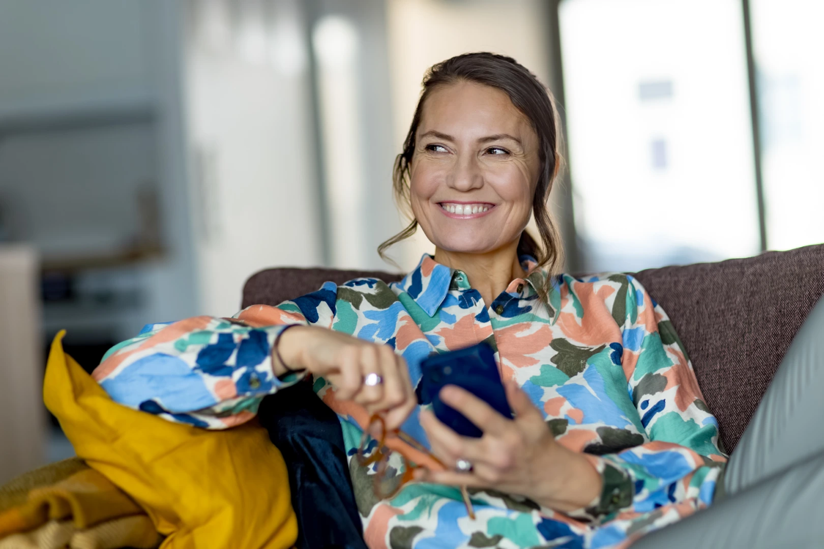 Nainen selaamassa puhelimelta Puhdin tulosraporttia