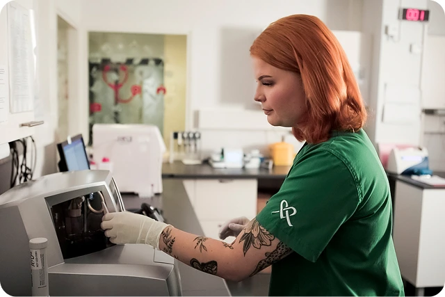 Mehiläisen laboratorion työntekijä suorittamassa laboratorionäytteen analyysia.